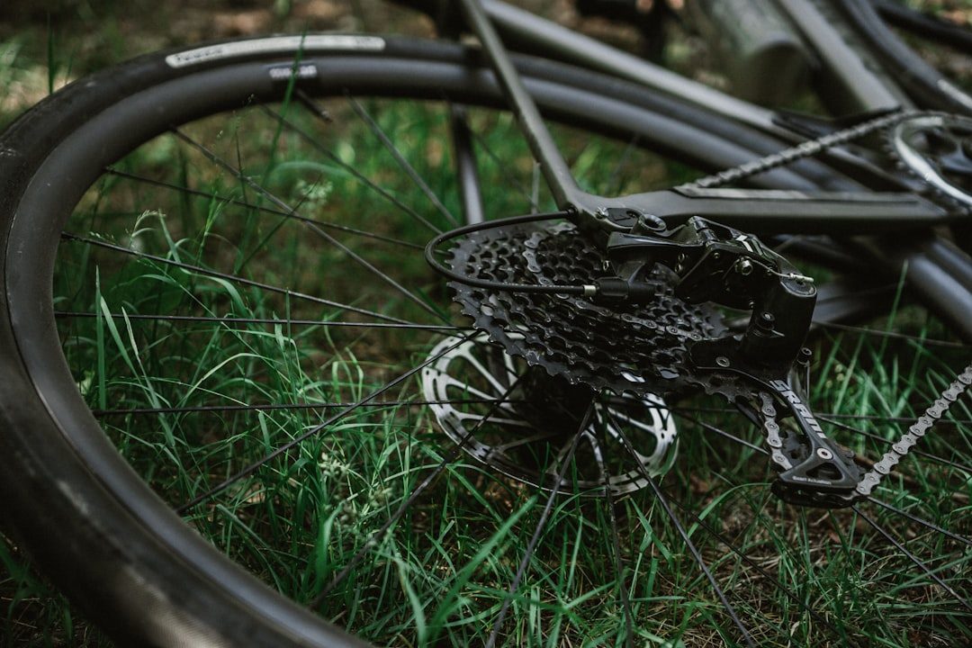 Gravelbike onderhoud in Venlo: monteur reinigt en smeert de ketting van een gravelfiets.