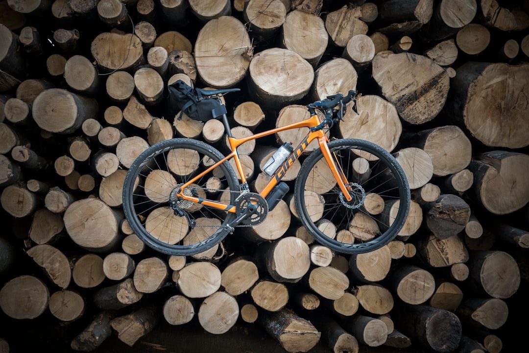 Gravelbike onderhoud in Venlo: monteur reinigt en smeert de ketting van een gravelfiets.