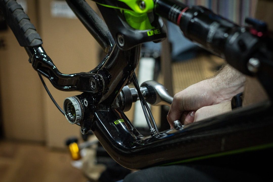 Gravelbike klaar voor onderhoud in Venlo, fiets hangt aan een reparatiestand in de werkplaats.
