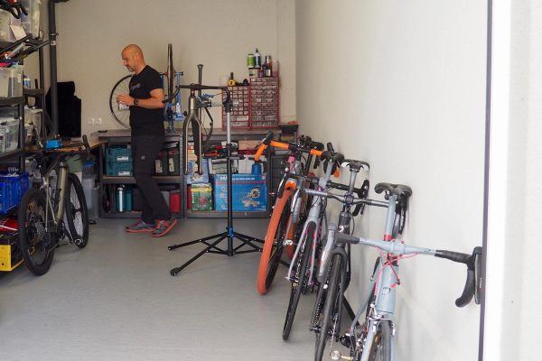 Werkplaats D-Bikes met fietsen en reparatiegereedschap