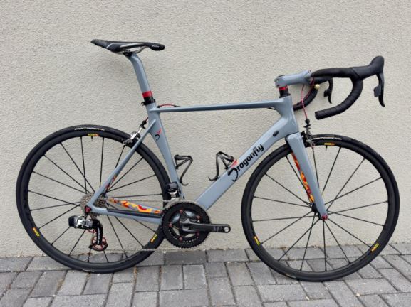 Dragonfly Carbon Nardo Camouflage racefiets met SRAM Red 22 Etap, THM crankstel en Mavic R-Sys wielen.