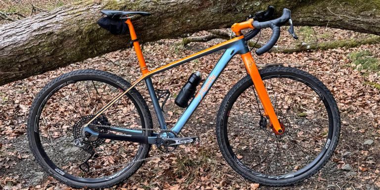 Mechanicus stelt racefiets remmen af in werkplaats