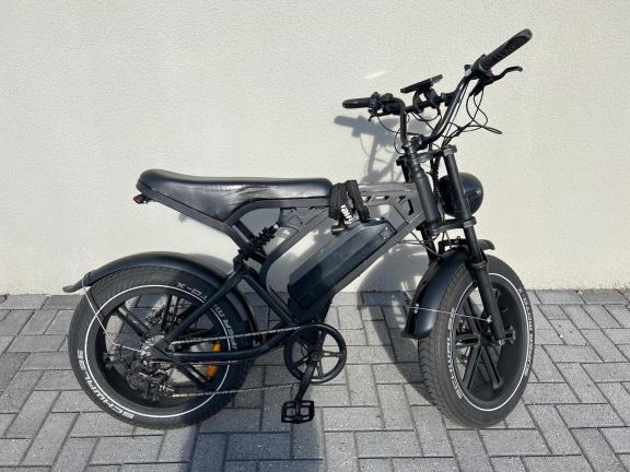 Gravelbike met modderige banden klaar voor onderhoud in de werkplaats