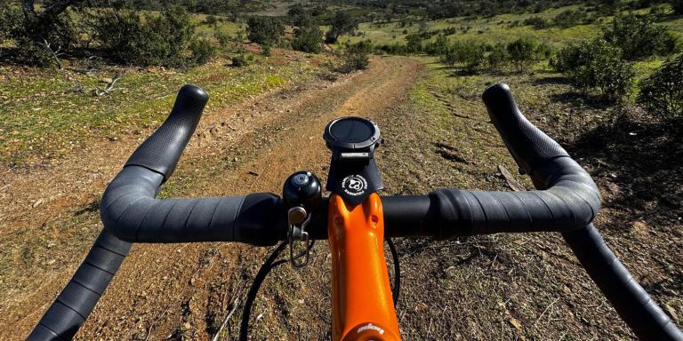 Controle van bandenspanning op racefiets met vloerpomp