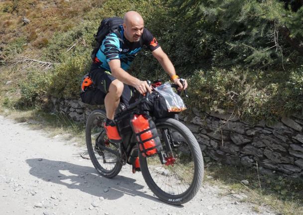 Racefiets met aerodynamisch frame klaar voor servicebeurt