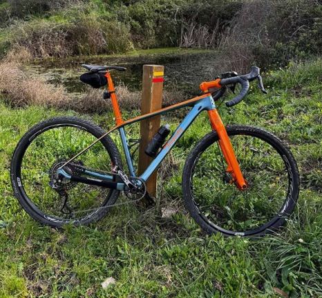 Gravelbike met modderige banden na een tocht door het rustieke landschap van Kelpen-Oler.