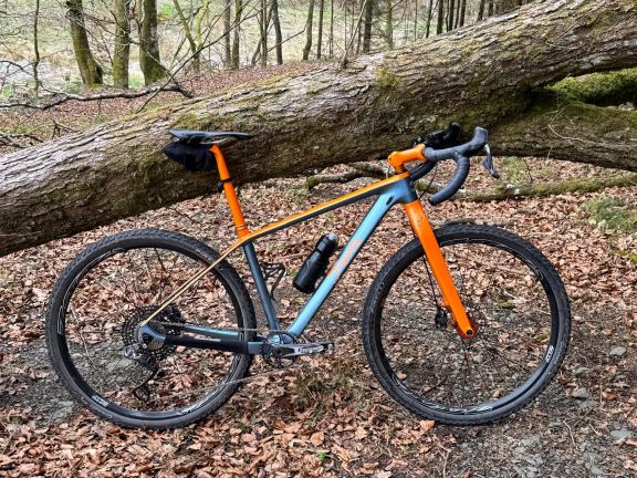 Fatbike met brede banden, ventiel wordt gecontroleerd bij D-Bikes