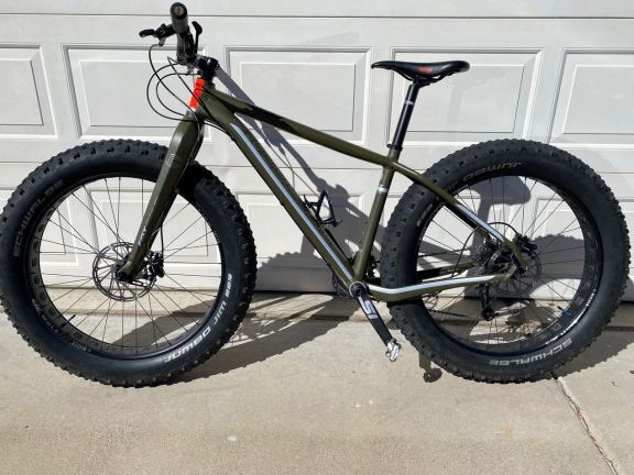 Gravelbike met modderspatten op een landbouwweg nabij de Noordervaart, klaar voor onderhoud.