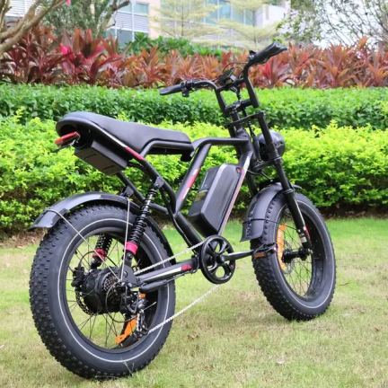 Monteur gebruikt speciale bandenlichters om een brede fatbikeband van de velg te halen.