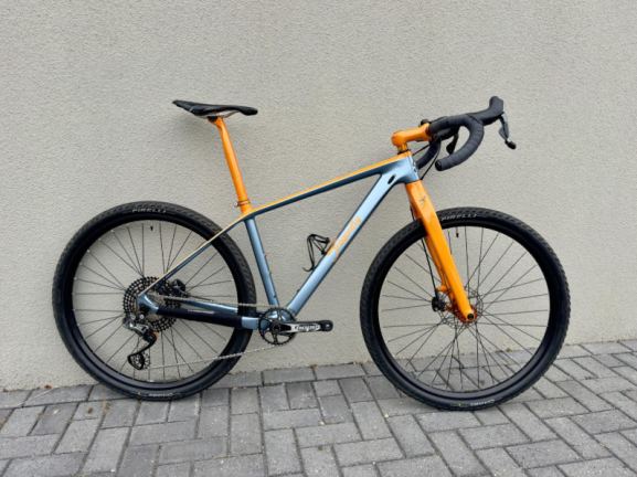 Racefiets met precisie-afstelling van de versnellingen aan de achterderailleur.