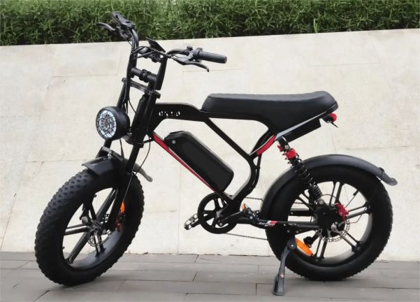 Werkplaats met een fatbike op een fietsstandaard, klaar voor onderhoud aan de aandrijflijn.