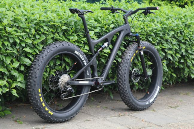 Nieuw remblokje naast versleten exemplaar voor fatbike remmen