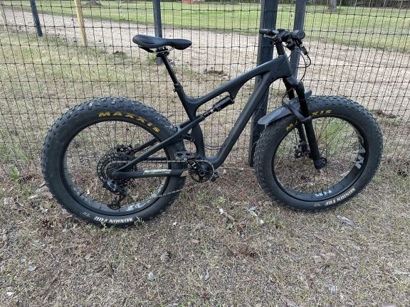 Remschijf van fatbike wordt gecontroleerd op slag met een meetklok