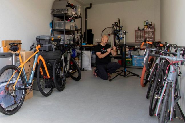 Maatwerk gravelfiets van DragonflyBicycles in de werkplaats
