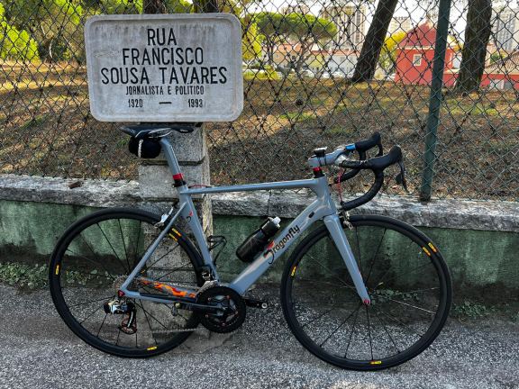 Gravelbike met bagagedrager en dikkere banden klaar voor zandpaden rond Maarheeze