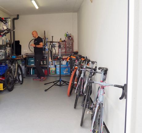 Geremde racefiets met gescheiden ketting en cassette op de werkbank
