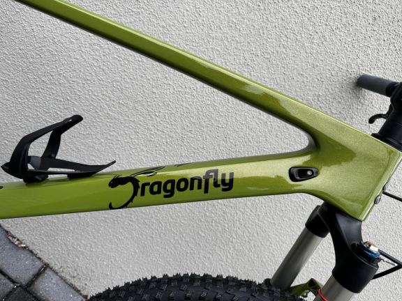 Detailopname van schijfremmen op een gravelbike tijdens onderhoudsbeurt.