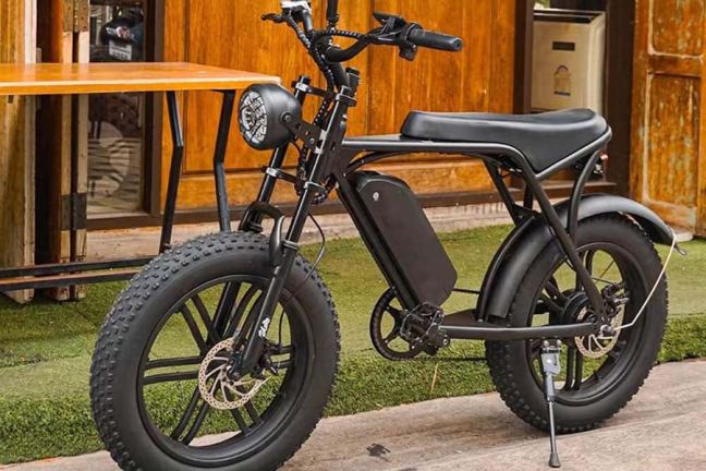Werkbank met fietsonderdelen en gereedschap in werkplaats D-Bikes Ospel.